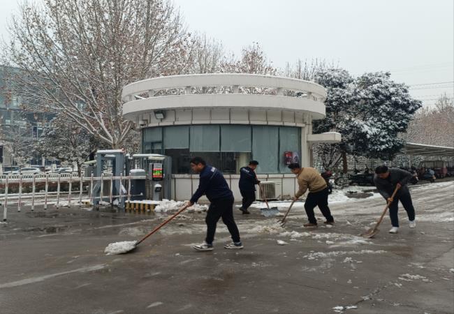 掃雪除冰我先行，冰雪更映黨旗紅